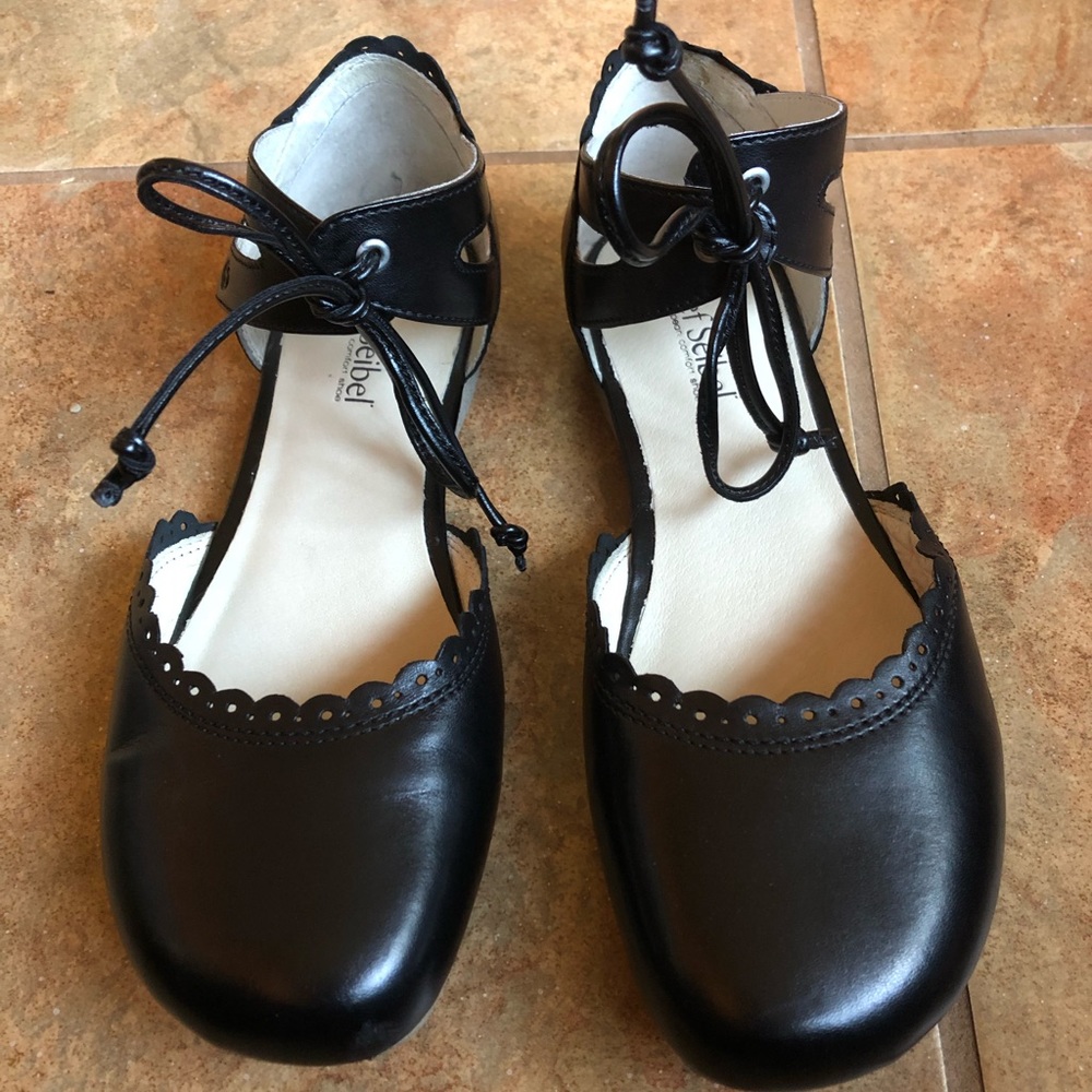 Josef Seibel size 38 black flats. Like New!
